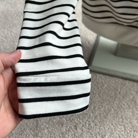 Daytrip - Long sleeve top with lace up front. - Picture 3 of 5